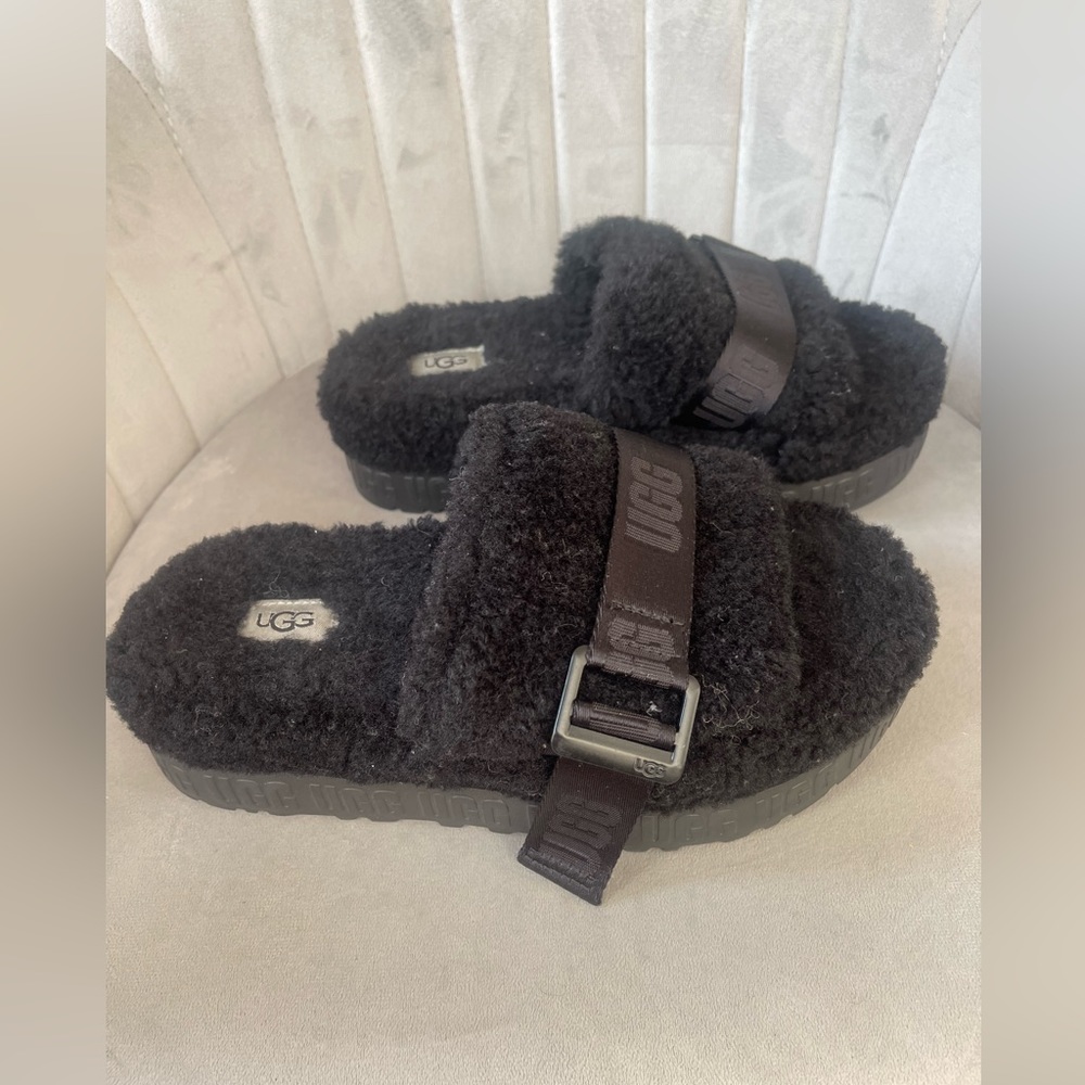 UGG FLUFFY SANDALS